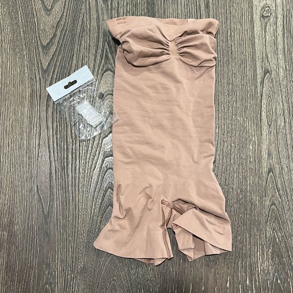 NWOT Skims Seamless Sculpt Strapless Shortie Removable Adjustable Straps Clay XS